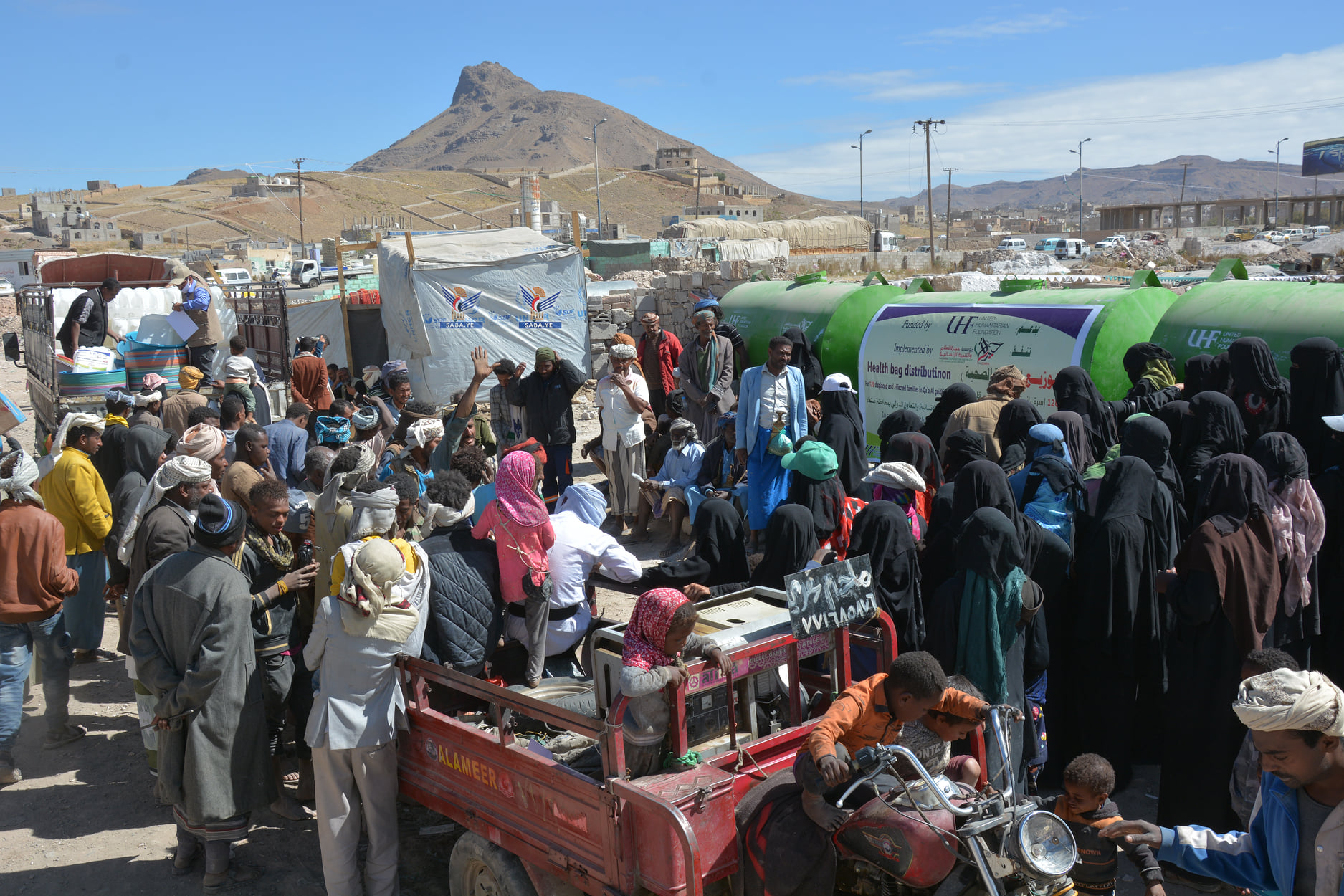 توزيع حقائب صحية للنازحين بمخيم قاع القيضي بصنعاء